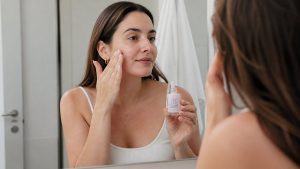 Portada de mejores primers de maquillaje en Chile con modelo aplicando primer sérum