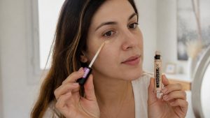 Portada de mejores correctores de maquillaje en Chile con modelo aplicando corrector líquido