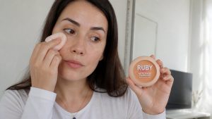 Portada de mejores polvos de maquillaje en Chile con modelo sellando el contorno de ojos